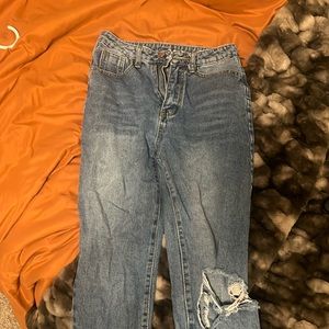mom jean/wide leg style jeans with rip